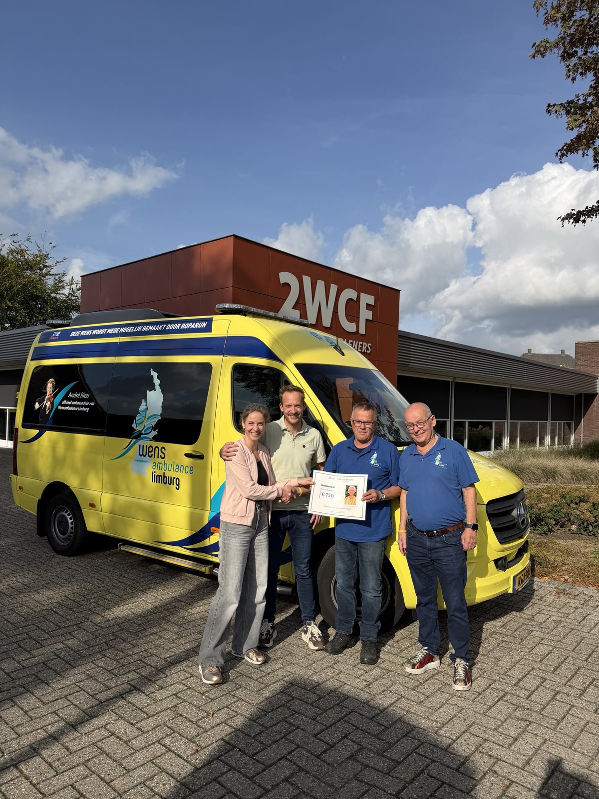 Overhandiging cheque aan de Wensambulance Limburg