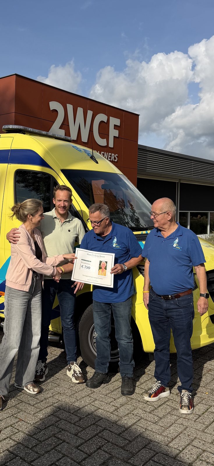 Overhandiging cheque aan de Wensambulance Limburg