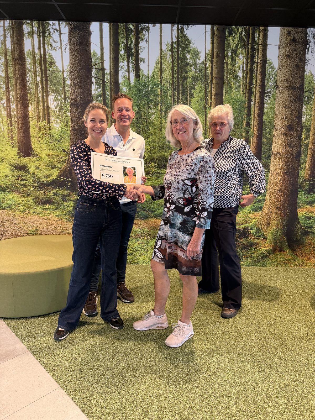 Karin Lenders en Iet Dings van De Zonnebloem met de cheque